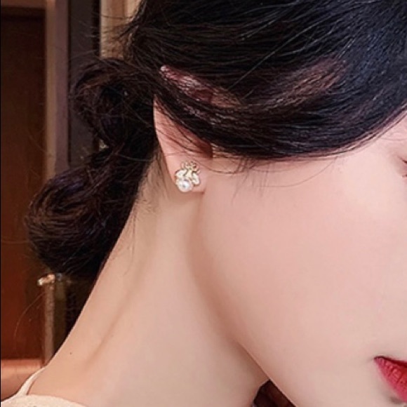 Little Bee Pearl Earrings - Picture 3 of 4